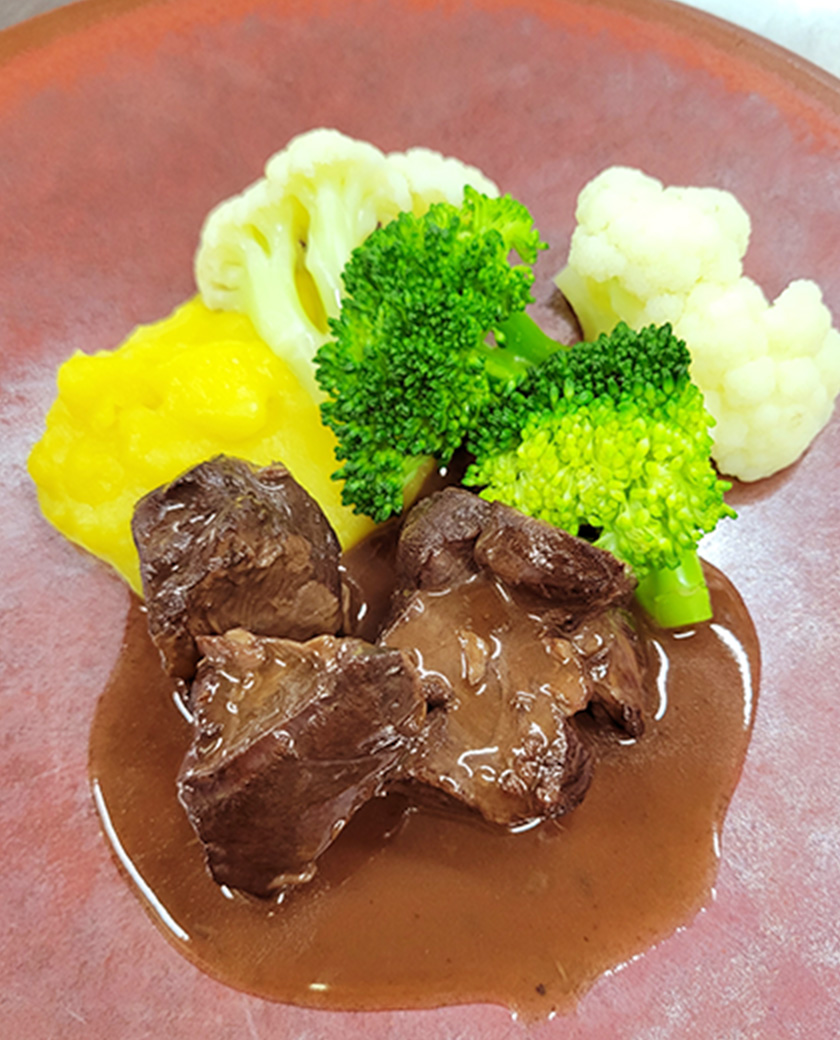 鹿肉の煮込みとジャガイモのピューレ