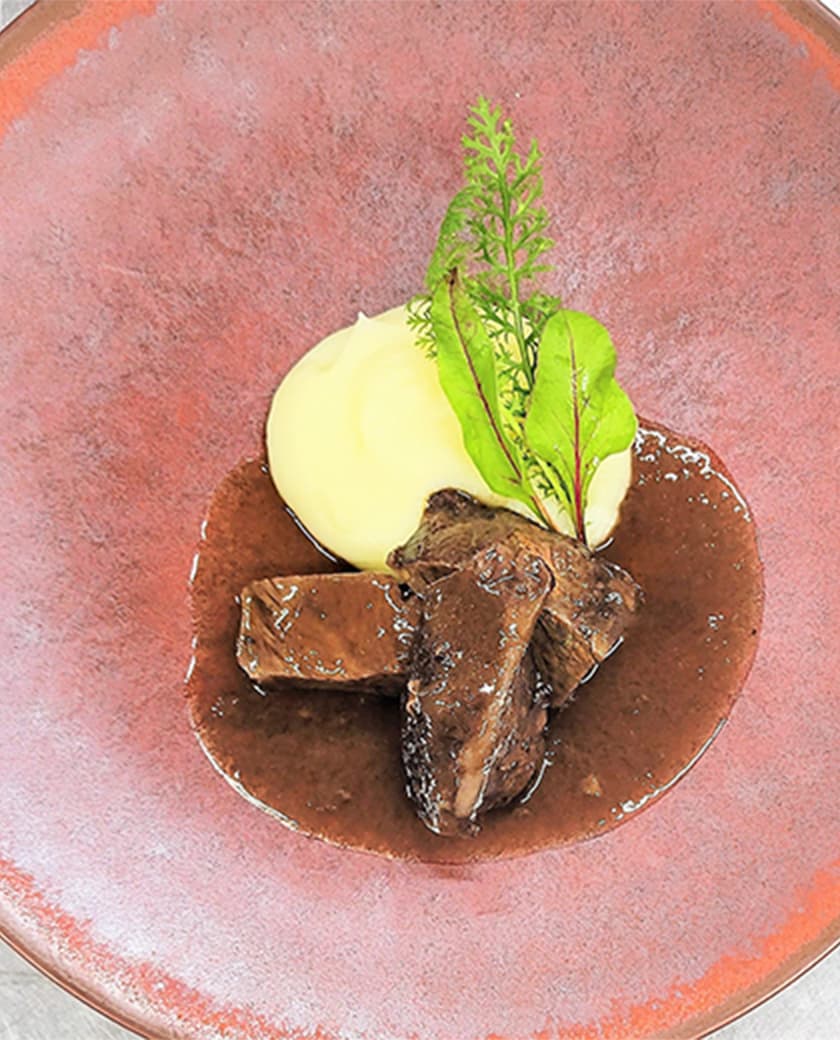 牛ネック肉の赤ワイン煮込みとジャガイモのピューレ