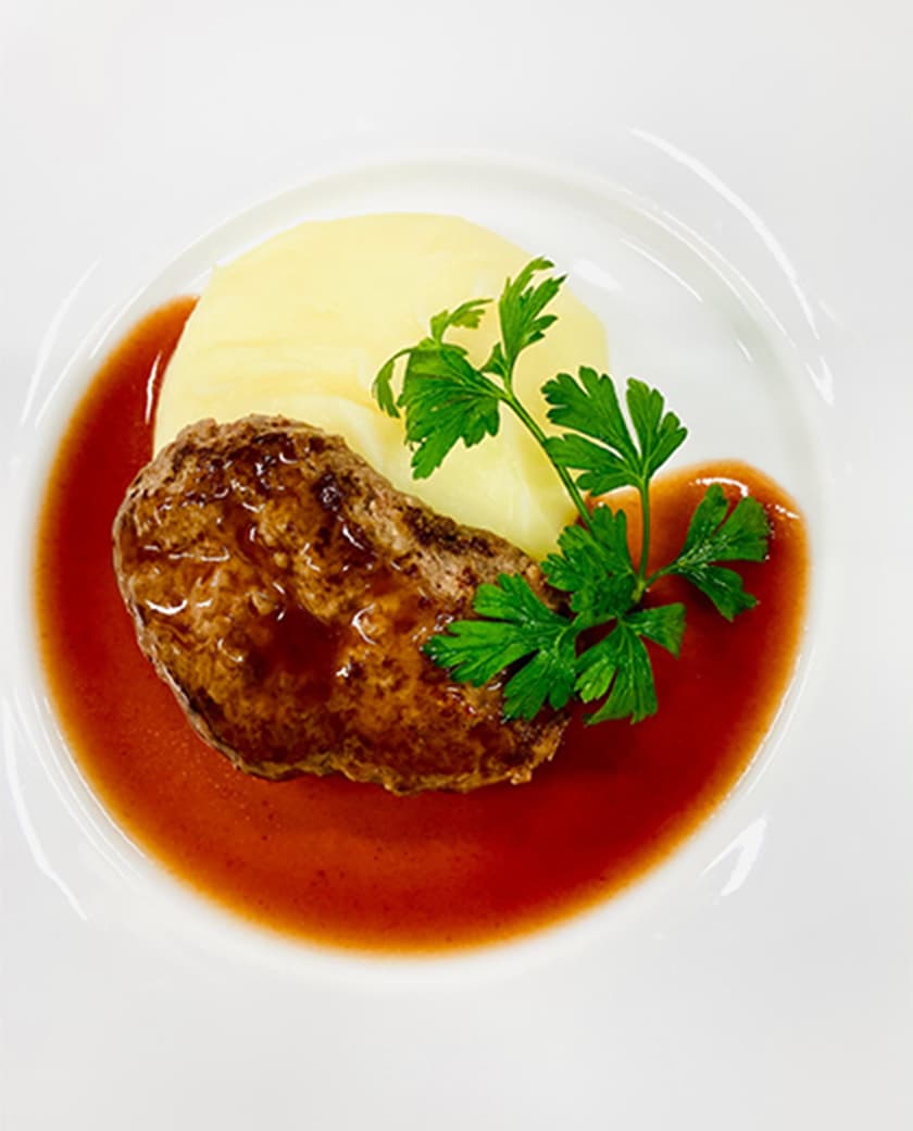 ヴィトック（牛肉ハンバーグ）とジャガイモのピューレ